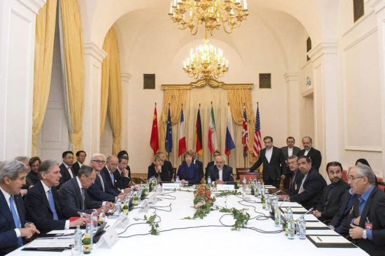 Membros de delegações que participam de negociação sobre programa nuclear do Irã, em Viena (Joe Klamar/Pool/Reuters)