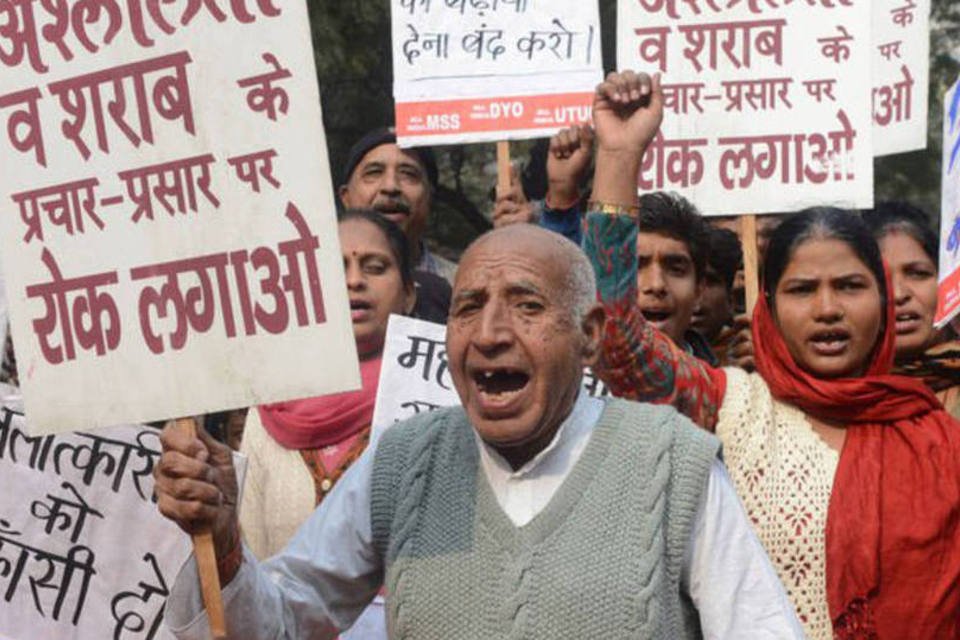 Um mês após estupro, manifestantes protestam em Nova Délhi