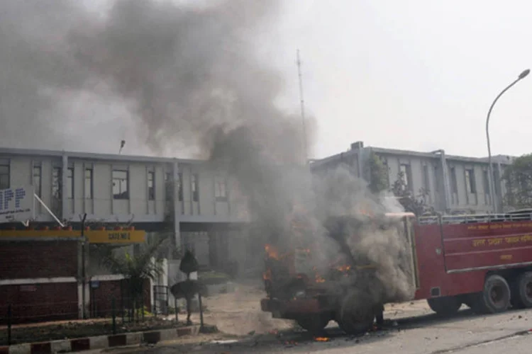 
	Ve&iacute;culo foi incendiado por manifestantes durante a greve em Noida: cerca de 400 trabalhadores grevistas atiraram pedras contra f&aacute;bricas no polo industrial de Noida para for&ccedil;&aacute;-las a fechar as portas
 (Stringer/Reuters)