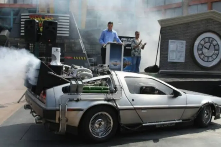 O ator americano Christopher Lloyd chega em um DeLorean aos estúdios da Universal, na Califórnia (ROBYN BECK/AFP)