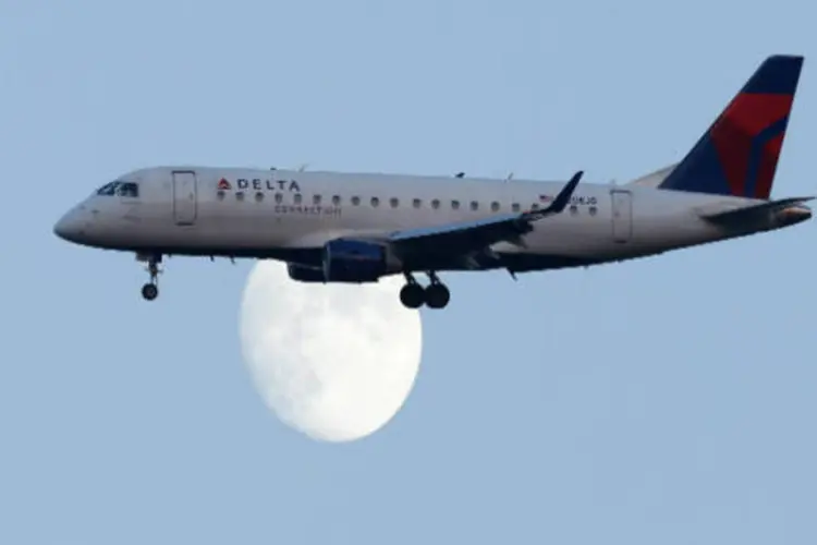
	Avi&atilde;o da Delta Air Lines: Delta informou que a queda nos pre&ccedil;os dever&aacute; resultado em mais de US$ 2 bilh&otilde;es
 (Eduardo Munoz, Reuters)