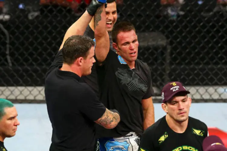 Jake Shields (ao centro) comemora a vitória na luta contra Demian Maia (Divulgação / UFC)