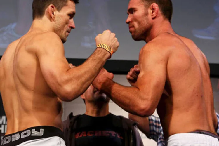 Demian Maia encara Jake Shields na pesagem do UFC Fight Night, em Barueri (Gaspar Nobrega/INOVAFOTO/UFC)