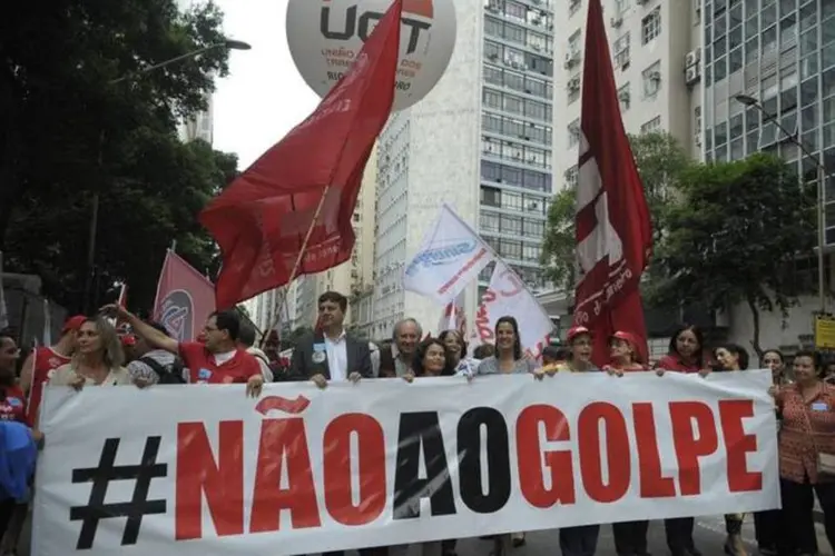 Movimento unificado de centrais sindicais faz passeata no centro em defesa da democracia, contra o impeachment e por mudanças na política econômica, mais emprego e renda (Fernando Frazão/ABr)
