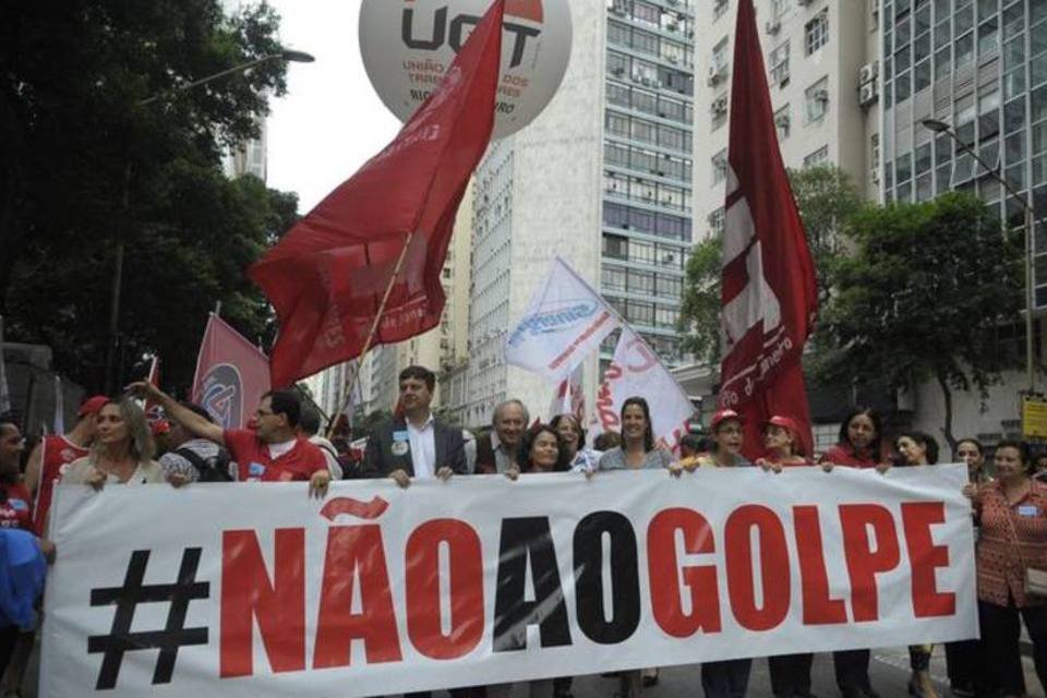 Manifestação contra impeachment reúne 5 mil pessoas no Rio