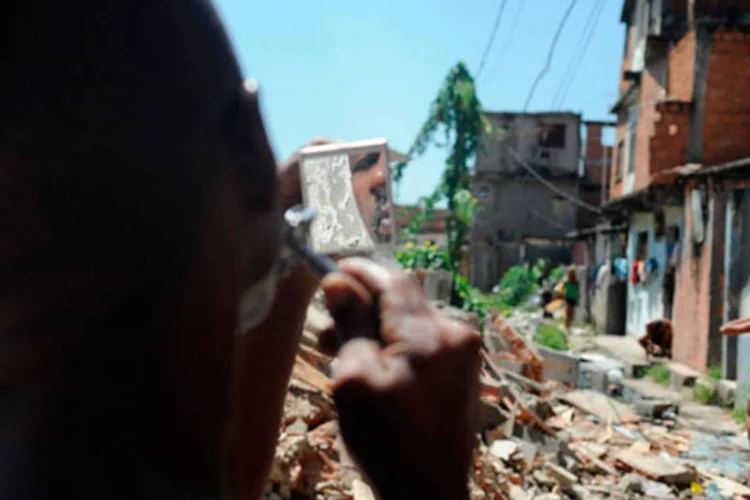 
	Demoli&ccedil;&otilde;es na Favela do Metr&ocirc;: ser&atilde;o beneficiadas &quot;as fam&iacute;lias que estavam no local at&eacute; o in&iacute;cio da opera&ccedil;&atilde;o de demoli&ccedil;&atilde;o&quot;
 (Tânia Rêgo/Agência Brasil)