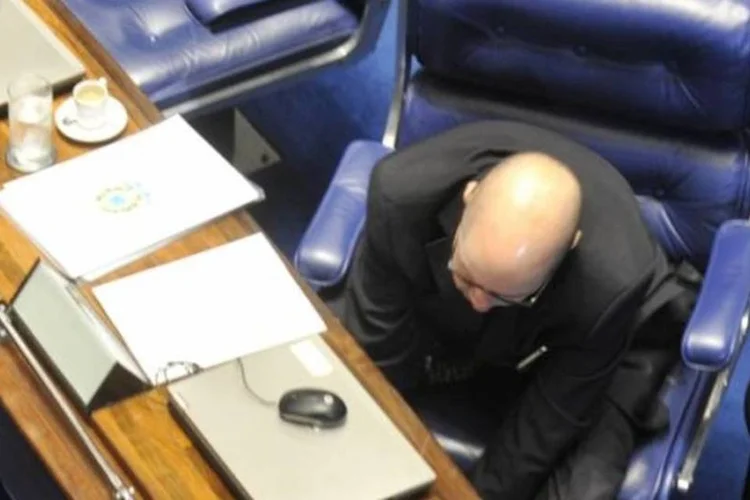 Demóstenes Torres acompanha votação do processo que pode levar à cassação de seu mandato no Senado (Antonio Cruz/ABr)