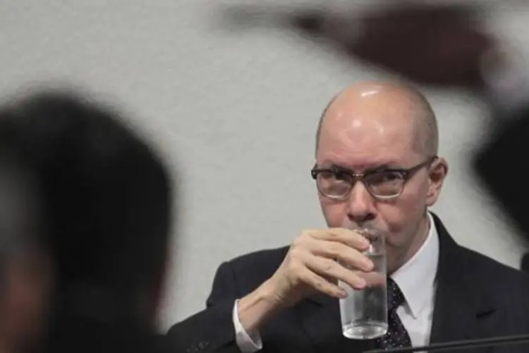 O senador Demóstenes Torres bebe água durante seu testemunho ao Comitê de Ética do Senado Nacional em Brasília (Ueslei Marcelino/Reuters)