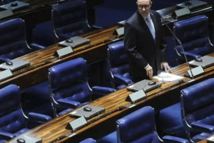 Demóstenes Torres aguarda para fazer o quarto discurso na tentativa de convencer os senadores a votar contra o pedido de cassação (Wilson Dias/Agência Brasil)