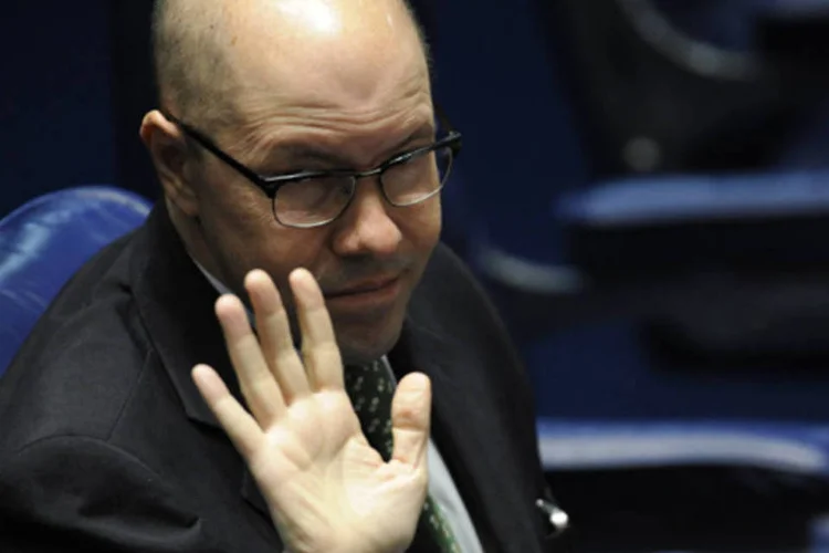 Demóstenes Torres (sem partido-GO) acompanha votação do processo que pode levar à cassação de seu mandato no Senado (Fabio Rodrigues Pozzebom/ABr)