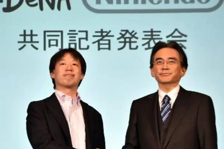 Os presidentes da Nintendo (d) e da DeNA participam de uma entrevista coletiva em Tóquio (Yoshikazu Tsuno/AFP)