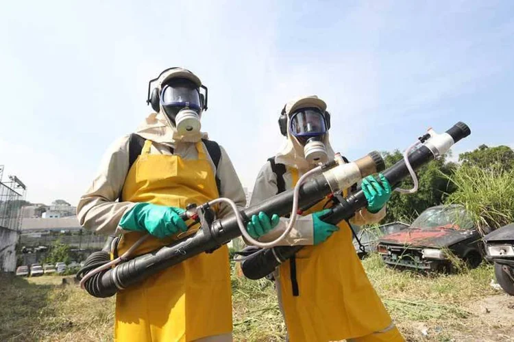 
	Agentes de Sa&uacute;de em a&ccedil;&atilde;o contra a dengue e a zika: outras 109 mortes suspeitas da doen&ccedil;a no Estado seguem em investiga&ccedil;&atilde;o
 (Fábio Arantes/ SECOM)