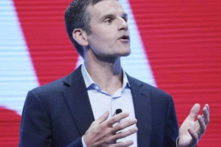 Dennis Woodside, CEO da Motorola Mobility: segundo o executivo, o smartphone chama-se Moto X e tem, em seu design, palpites do Google (Reprodução)