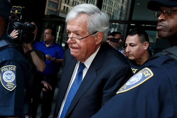 
	Dennis Hastert: elej&aacute; foi acusado de violar as leis banc&aacute;rias para fazer os pagamentos de indeniza&ccedil;&atilde;o a v&iacute;timas de abusos sexuais e de mentir para o FBI
 (Jim Young / Reuters)