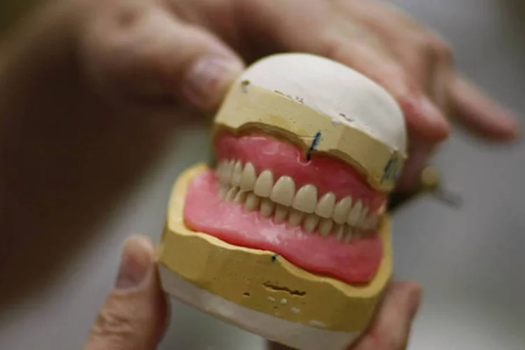 Candidato mostrou os dentes ao recrutador no momento em que começaram a discutir benefícios odontológicos oferecidos pela empresa (Getty Images)