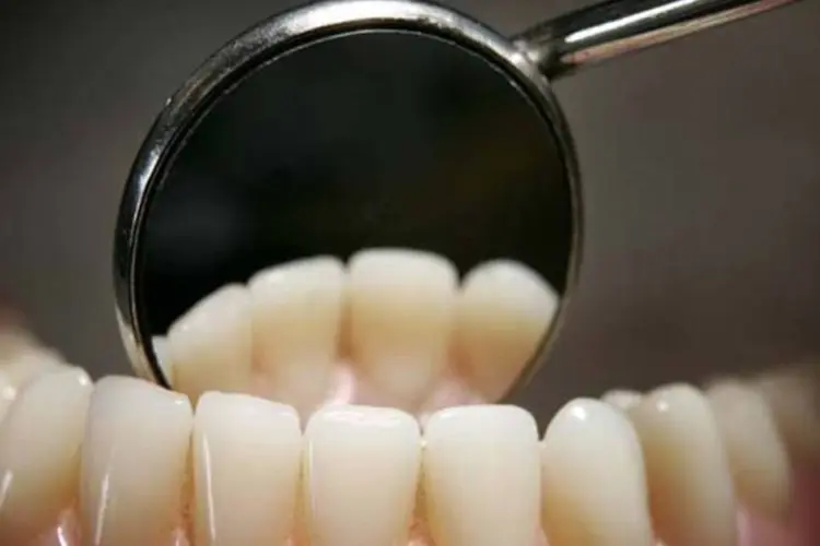 
	Dentista examina dentes e boca de um paciente em uma consulta
 (Peter Macdiarmid / Getty Images)
