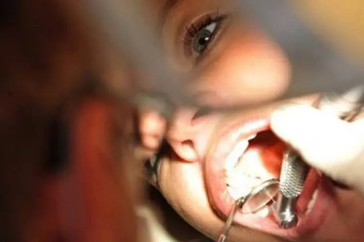 
	Mulher no dentista: a perspectiva de libera&ccedil;&atilde;o de R$ 19 milh&otilde;es para os CEOs em todo o Brasil at&eacute; o fim de 2014
 (AFP/Arquivo / Attila Kisbenedek)