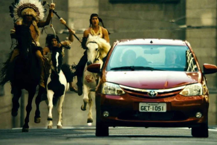 Comercial do Toyota Etios: campanha tem linguagem jovem, porém com um maior foco no target família, principal comprador da marca Toyota (Reprodução/YouTube)