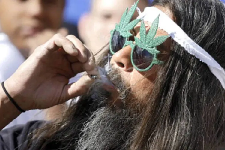 
	Homem fuma maconha no Colorado: se proje&ccedil;&otilde;es se confirmarem, o imposto sobre a venda da maconha legal superar&aacute; os impostos arrecadados pelo turismo
 (Marc Piscotty/Getty Images)