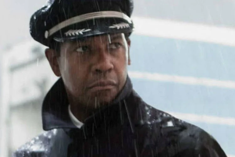 
	Denzel Washington em cena do filme O Voo (2012): ator interpreta um piloto de avi&atilde;o competente mas dependente de &aacute;lcool e drogas
 (Divulgação)