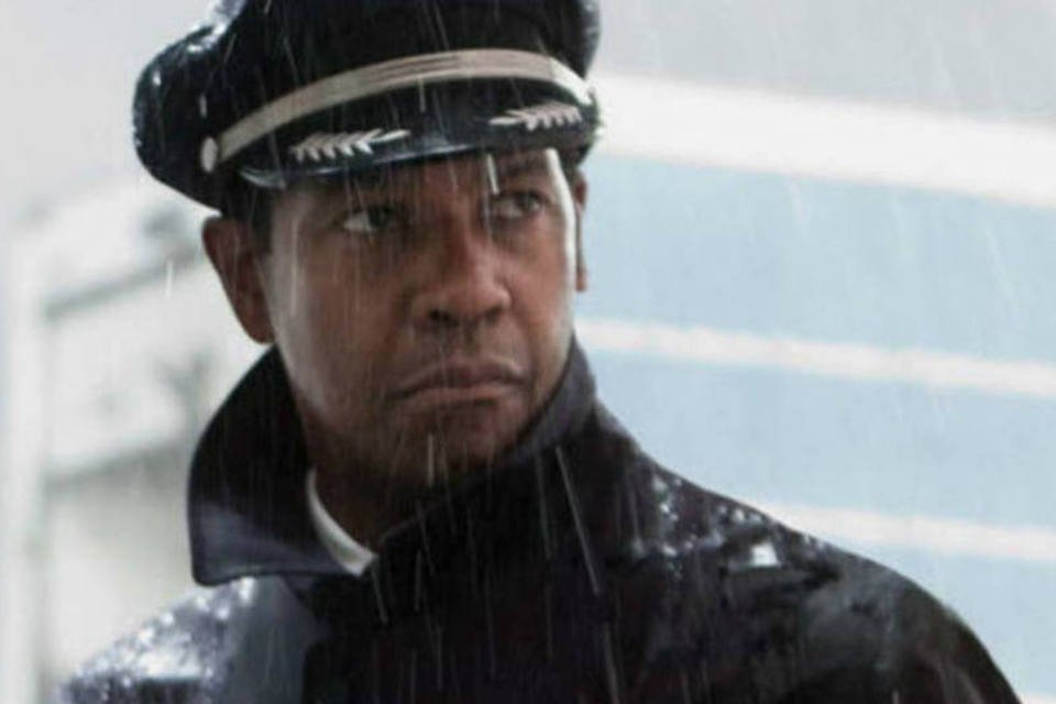 Denzel Washington interpreta piloto viciado em "O Voo"
