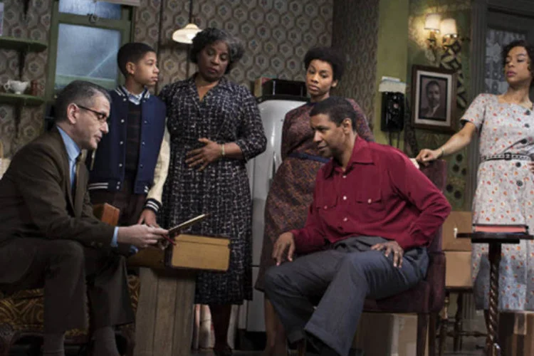 Cena da peça "A Raisin in the Sun", de Lorraine Hansberry, com o ator vencedor do Oscar Denzel Washington, na Broadway (Brigitte Lacombe/Divulgação via Reuters)
