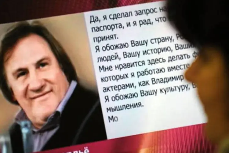 
	Site de uma emissora russa em 4 de janeiro em Moscou que mostra um retrato e uma carta de Gerard Depardieu: Putin concedeu na quinta a cidadania russa ao ator&nbsp;
 (Yuri Kadobnov/AFP)