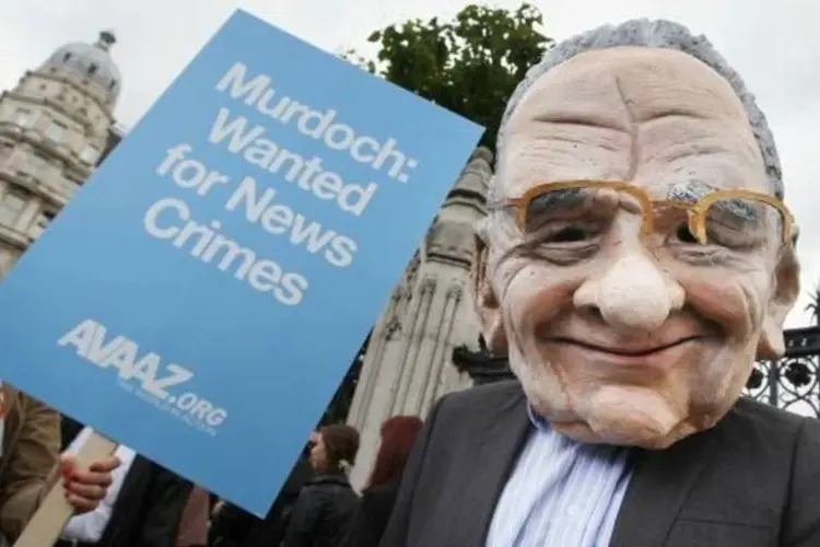 Protesto durante depoimentos: Murdoch defendeu Rebekah e disse que confiava nela em seu depoimento (Getty Images)