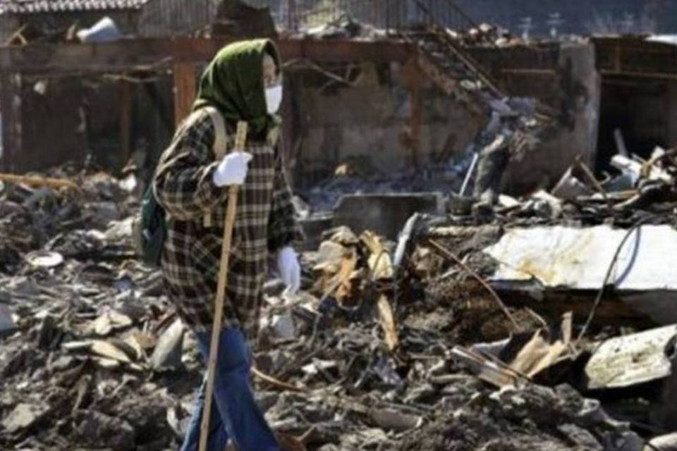 Militares do Japão e EUA buscam 12 mil desaparecidos no tsunami