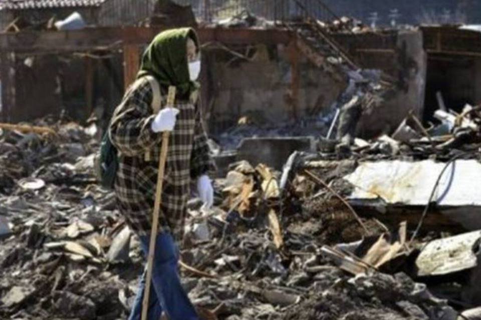 Militares do Japão e EUA buscam 12 mil desaparecidos no tsunami