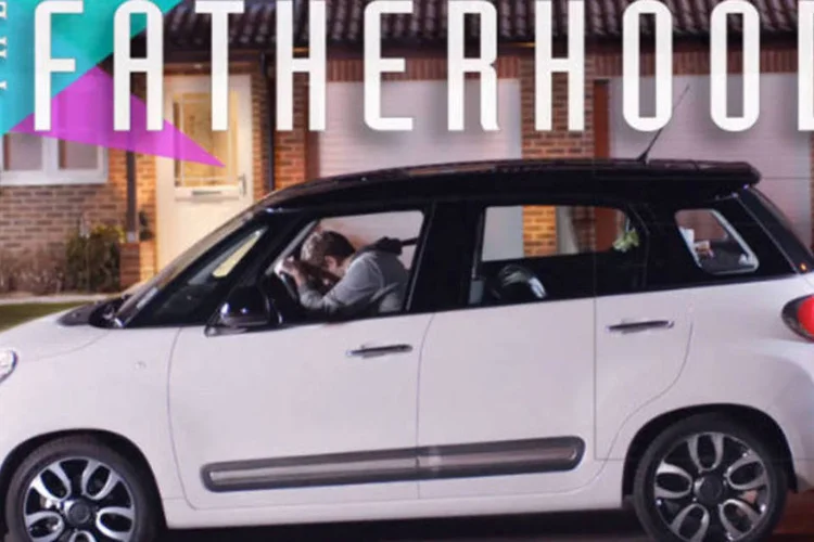 Seus dois filhos choram no banco de trás, mas ele está tranquilo dirigindo seu Fiat 500L, não importando a privação crônica de sono (Reprodução)