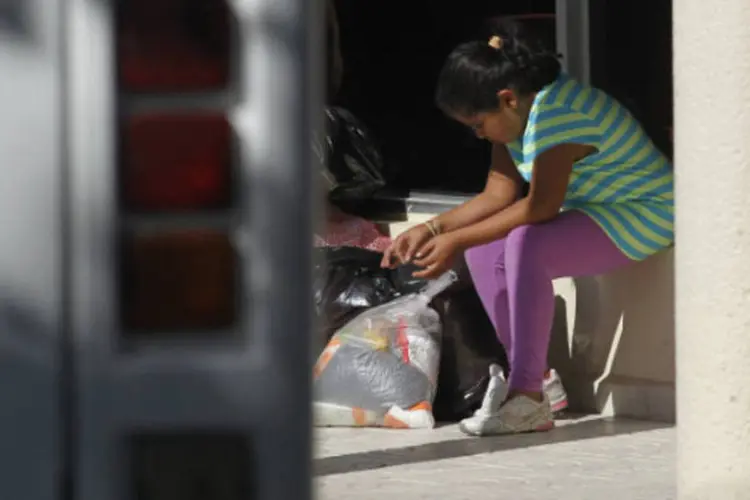 Menina após deportação: lei proibiu a deportação automática dos imigrantes ilegais menores de idade (Jorge Cabrera/Reuters)