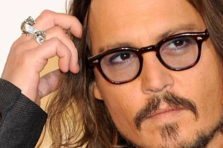 Ator Johnny Depp: 9% dos pesquisados admitem usar óculos apenas para parecer mais atraente (Getty Images)