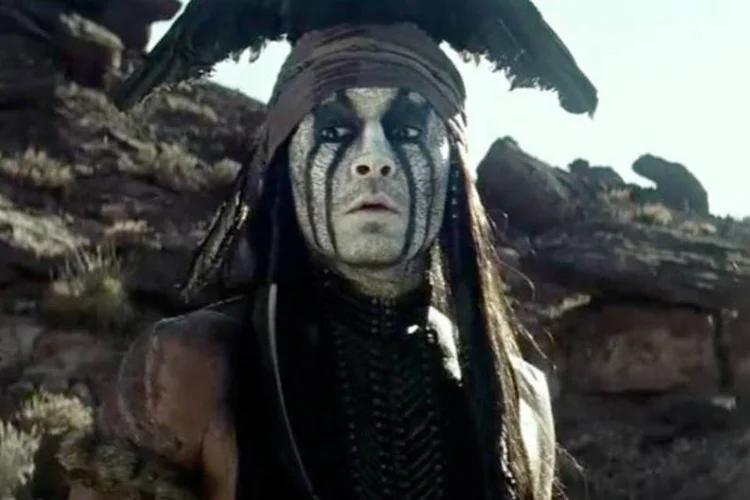 
	Johnny Depp em cena de &quot;O Cavaleiro Solit&aacute;rio&quot;: Barton Crockett, analista da Lazard Capital Markets, estima que a companhia ter&aacute; que amortizar d&iacute;vidas por at&eacute; US$ 190 milh&otilde;es pelo filme
 (Divulgação)