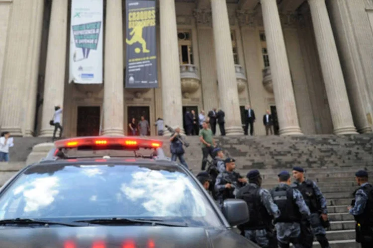 O centro do Rio de Janeiro amanheceu com lojas e prédios públicos depredados depois das manifestações de ontem (17): homens do Batalhão de Choque foram chamados e cercaram a frente do prédio da Alerj – atingido por pedras, que quebraram cerca de 30% das vidraças. (Tânia Rêgo/ABr)