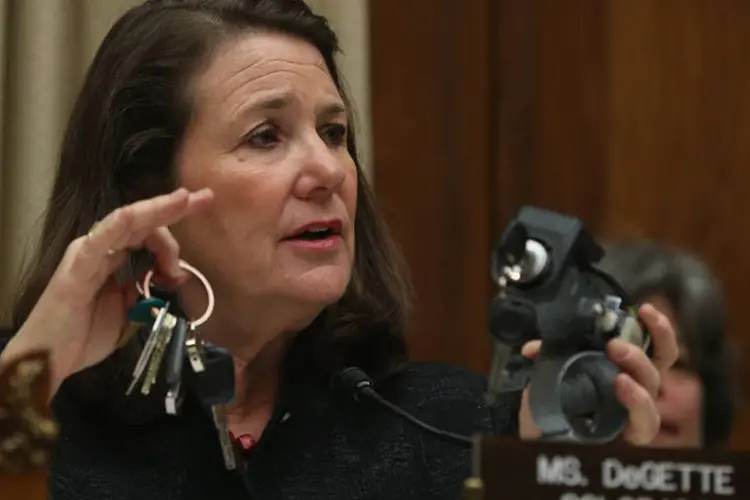 Deputada Diana DeGette segura uma chave da General Motors (GM) durante uma sessão para interrogar a CEO da montadora, Mary Barra, no Capitólio (Mark Wilson/Getty Images)