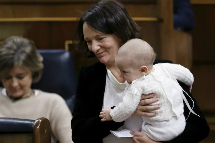 
	A deputada espanhola Carolina Bescansa segurando seu filho Diego enquanto vai votar no Parlamento
 (REUTERS/Juan Medina)