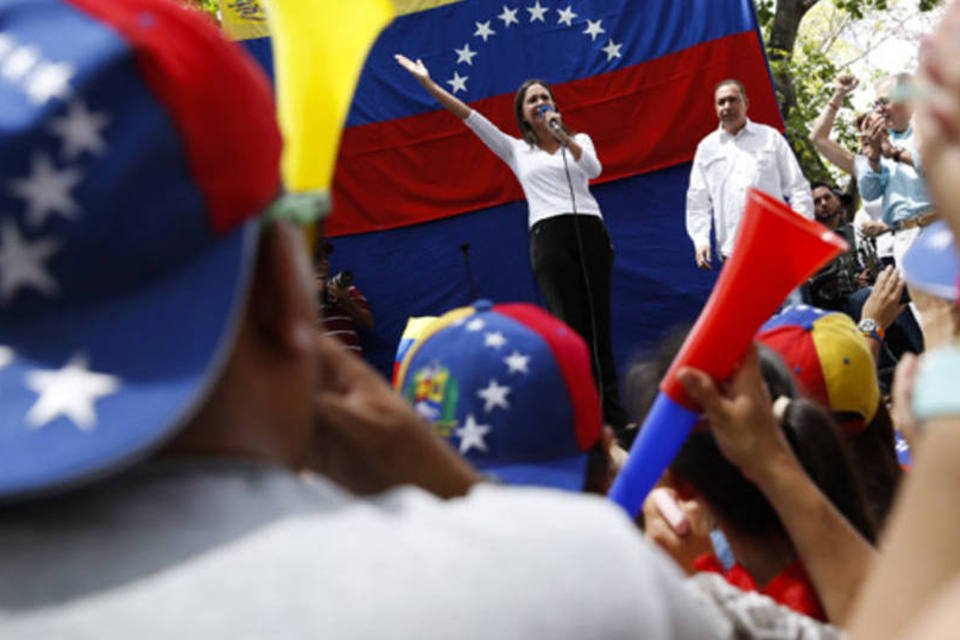 Parlamento venezuelano ratifica destituição de opositora
