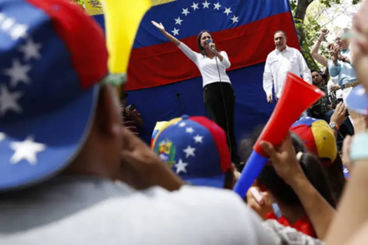 Deputada opositora Maria Corina Machado discursa durante protesto contra o governo do presidente Nicolás Maduro, em Caracas
 (Carlos Garcia Rawlins/Reuters)