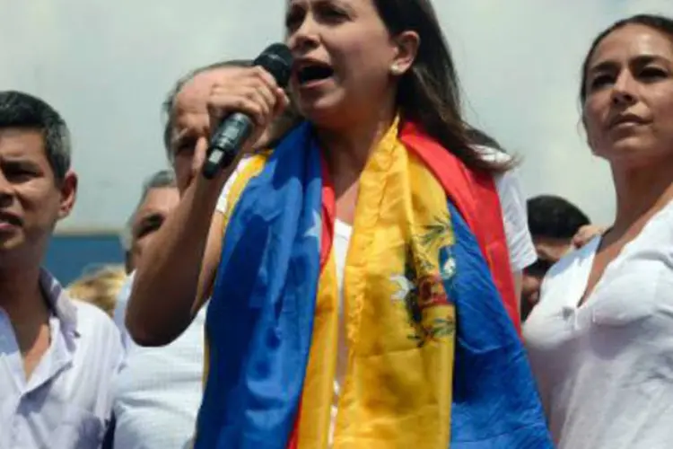 A deputada destituída María Corina Machado (C), em discurso, na Venezuela: "meu direito e meu dever é assistir às sessões da Assembleia Nacional" (Juan Barreto/AFP)