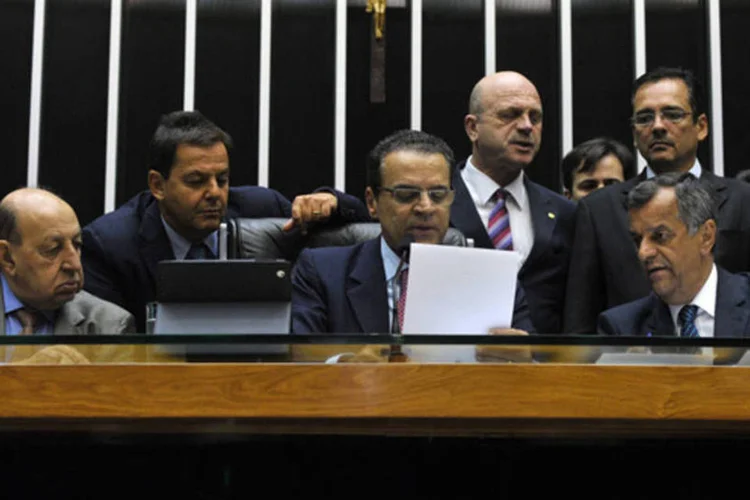 Presidente da Câmara, deputado Henrique Eduardo Alves (PMDB-RN) lê a decisão do plenário que cassou o mandato de Natan Donadon (Sem partido-RO) por quebra de decoro parlamentar 
 (Luis Macedo/Câmara dos Deputados)