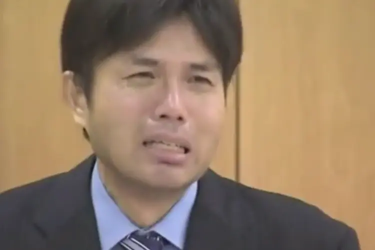 Ryutaro Nonomura durante uma conferência para explicar seus gastos com viagens (Reprodução/YouTube)