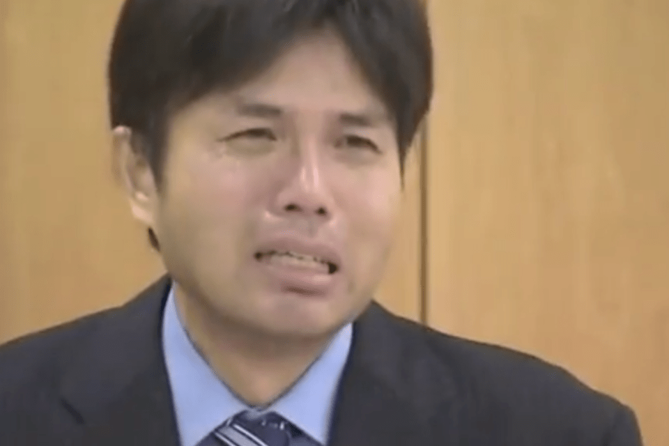 Político japonês que ficou famoso após chorar renuncia