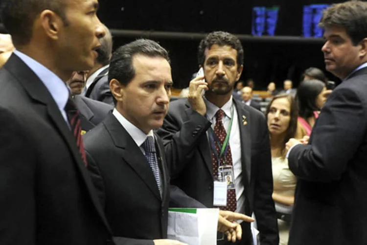 Deputado Natan Donadon (sem partido-RO) chega ao plenário da Câmara para assistir a sessão destinada a votar a representação do PSB que pede a perda de seu mandato (Gustavo Lima/Câmara dos Deputados)