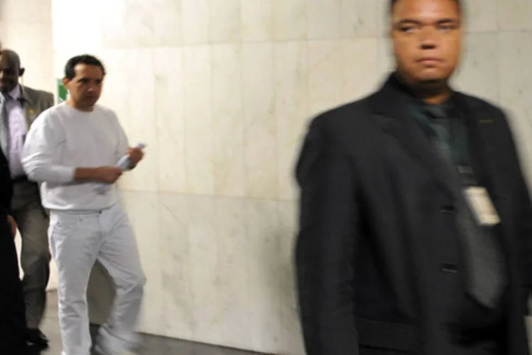 Deputado Natan Donadon com seguranças da Câmara dos Deputados se encaminhando ao Plenário Ulysses Guimarães para acompanhar a votação da cassação de seu mandato  (Gustavo Lima/Câmara dos Deputados)