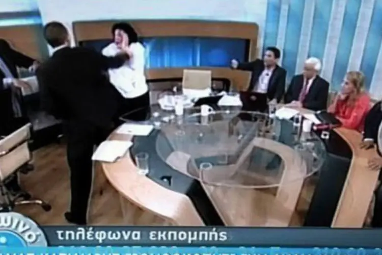 Imagem do canal Antena TV mostra a agressão do deputado Ilias Kasidiaris a congressista Liana Kanelli
 (Antenna Tv/AFP)
