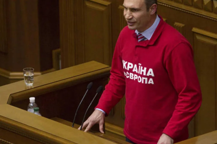 Pugilista e deputado Vitaly Klitschko, atual campeão mundial dos pesos pesados pelo Conselho Mundial do Boxe (WBC), durante discurso no Parlamento, em Kiev (Valentyn Ogirenko/Reuters)