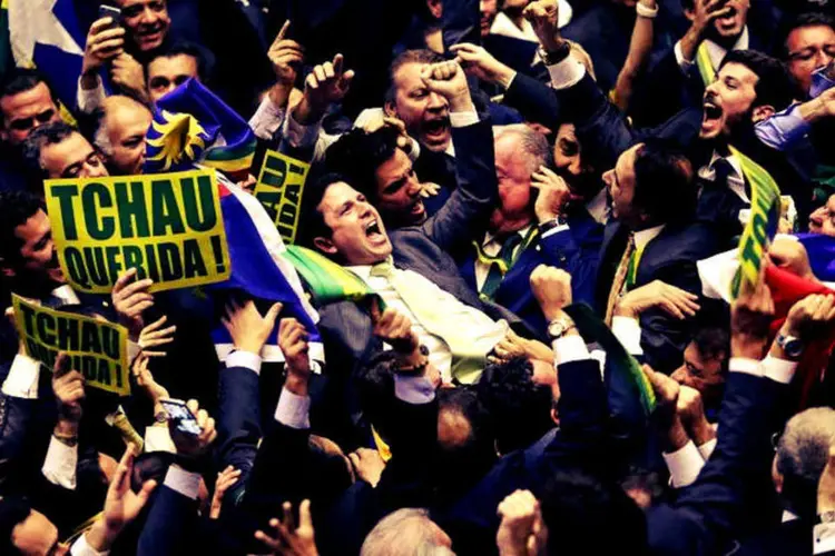 Deputados comemoram resultado do impeachment de Dilma (Ueslei Marcelino/Reuters)