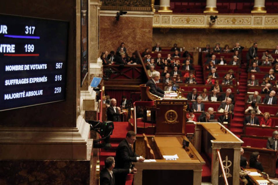 França aprova 1ª etapa da reforma constitucional
