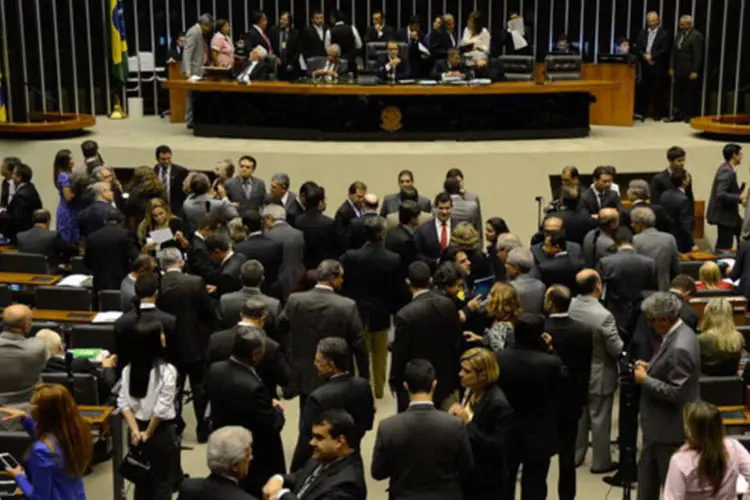 
	Deputados aprovam cria&ccedil;&atilde;o de comiss&atilde;o externa para investigar den&uacute;ncia sobre Petrobras, uma das derrotas do Governo para o chamado &quot;Bloc&atilde;o&quot;
 (Valter Campanato/Agência Brasil)